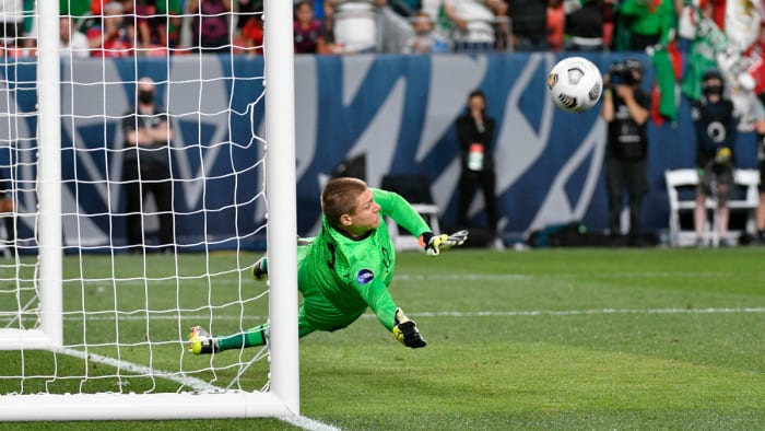 Ethan Horvath saves Andres Guardado's penalty in the USA's win over Mexico